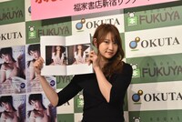 お気に入りの写真を開いて見せる永尾まりや。