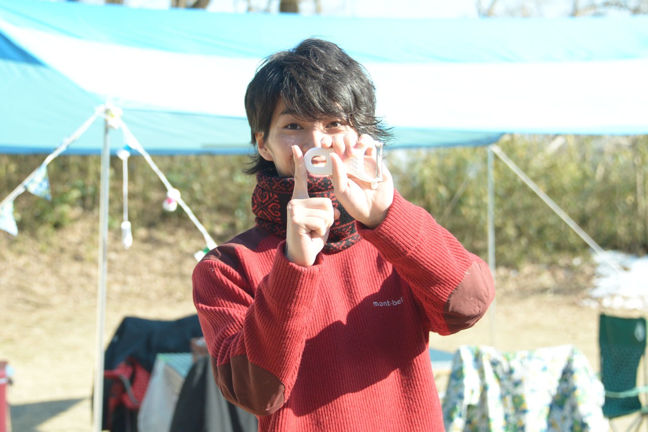 ピーラーを使って一発ギャグを披露するMASAKI。