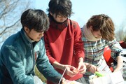 キャンプ飯を作る（左から）TAKUMI、MASAKI、To-i。