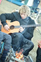 アコースティックベースを弾くRYUJI。