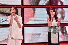 左よりラブリ、May J.。 (c)TBS