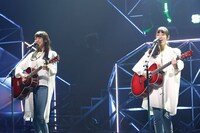 小林由依と今泉佑唯。（写真提供：Sony Music Records）