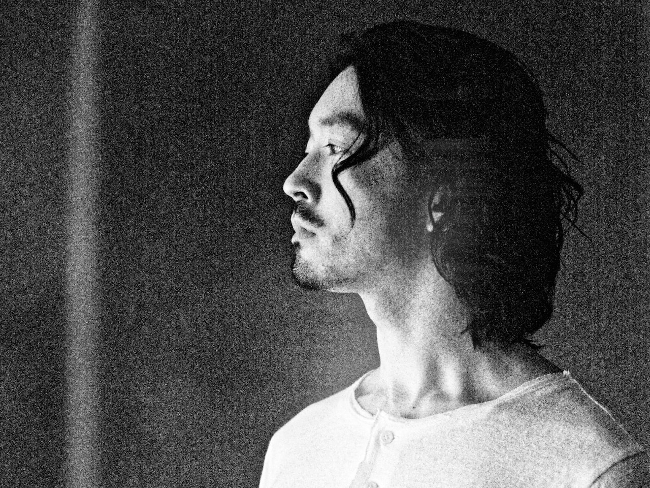 金子ノブアキ、幻想的空間で演奏する「Take me home」MV