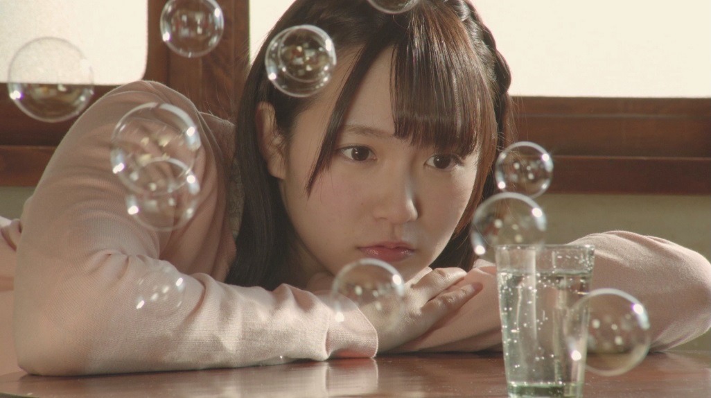 乃木坂46「不等号」のミュージックビデオのワンシーン。