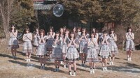 乃木坂46「不等号」のミュージックビデオのワンシーン。