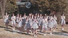 乃木坂46「不等号」のミュージックビデオのワンシーン。