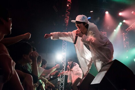 ライムベリーによるライブの様子。