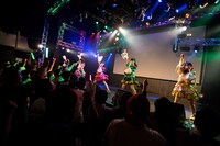 神宿によるライブの様子。