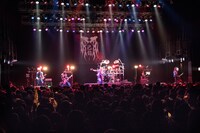 己龍全国単独巡業「彩 霞 蓋 世」CLUB CITTA'公演に出演したLONDBOYのライブの様子。（写真提供：B.P.RECORDS）