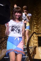 階段を駆け下りるリサ（前）とレナ（後）。