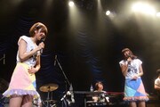 めったにないセパレート衣装&ヘソ出しスタイルで「お腹が冷える……」と嘆くレナ(左)とリサ(右)。