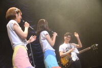 バニバンドのいじられキャラ・佐藤裕晃（G / 右）は「Mステ」テーマソングで見事なギタープレイを披露。レナ（左）は「初めてすごいと思った」と佐藤を讃えた。