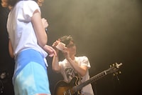 「Mステ」ギタープレイのご褒美にパンをゲットした佐藤裕晃。