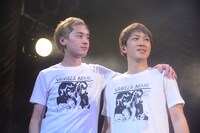 バニバンド初参加の北川淳人（B / 左）と、長年サポートを務めるバンマス髭白健（Dr / 右）は学生時代からの旧友とのこと。