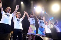 手をつないで挨拶するバニビ＆バニバンド。