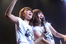 笑顔でステージを締めくくったレナ（左）とリサ（右）。