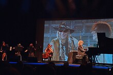 YOSHIKI（X JAPAN）によるライブパフォーマンスの様子。