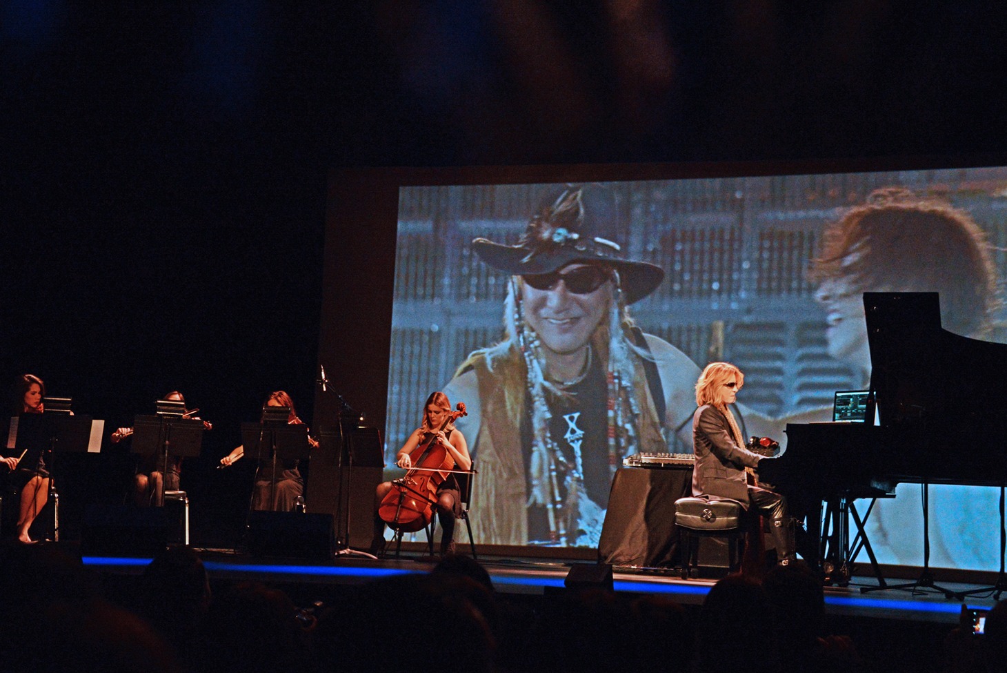 YOSHIKI（X JAPAN）によるライブパフォーマンスの様子。