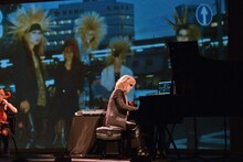 YOSHIKI（X JAPAN）によるライブパフォーマンスの様子。