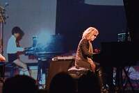 YOSHIKI（X JAPAN）によるライブパフォーマンスの様子。