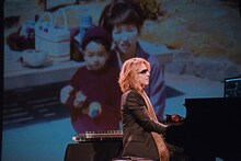YOSHIKI（X JAPAN）によるライブパフォーマンスの様子。