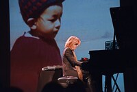 YOSHIKI（X JAPAN）によるライブパフォーマンスの様子。