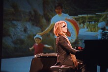 YOSHIKI（X JAPAN）によるライブパフォーマンスの様子。