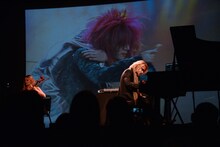 YOSHIKI（X JAPAN）によるライブパフォーマンスの様子。
