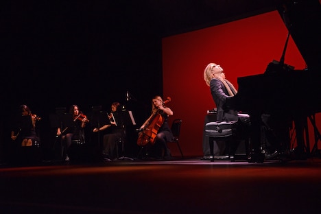 YOSHIKIによるライブパフォーマンスの様子。