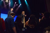 スティーヴン・キジャック監督とYOSHIKIに詰め寄るファン。