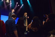 スティーヴン・キジャックとYOSHIKIのもとに詰めかけるファン。