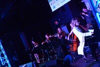 ライブハウスでサプライズパフォーマンスを披露したYOSHIKI（X JAPAN）。