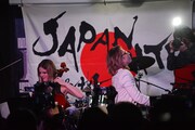 YOSHIKI（X JAPAN）によるライブパフォーマンスの様子。