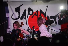 YOSHIKI（X JAPAN）によるライブパフォーマンスの様子。