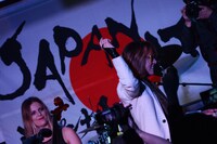 YOSHIKI（X JAPAN）によるライブパフォーマンスの様子。