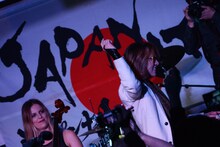 YOSHIKI（X JAPAN）によるライブパフォーマンスの様子。