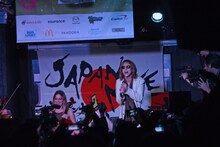 「We Are X」コールをするYOSHIKI（X JAPAN）。