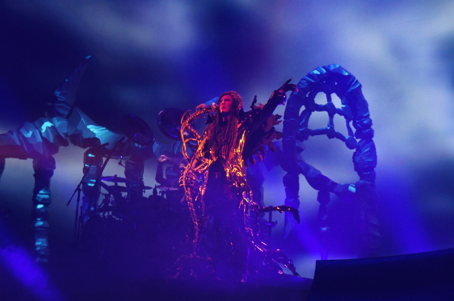 GACKT「GACKT WORLD TOUR 2016 LAST VISUALIVE supported by Nestle」埼玉・三郷市文化会館大ホール公演の様子。（撮影：鈴木彩花）
