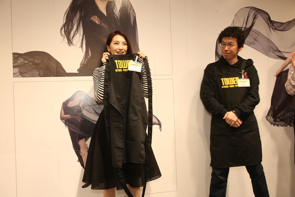 タワーレコードのエプロンを見せるJY。（撮影：外山繋）