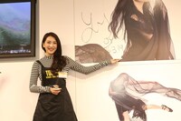 自身の写真パネルにサインを入れるJY。（撮影：外山繋）