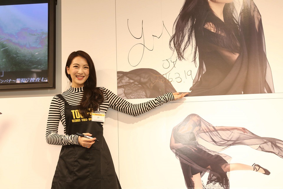 自身の写真パネルにサインを入れるJY。（撮影：外山繋）