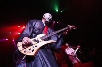 鈴木研一（B，Vo）（撮影：ほりたよしか）