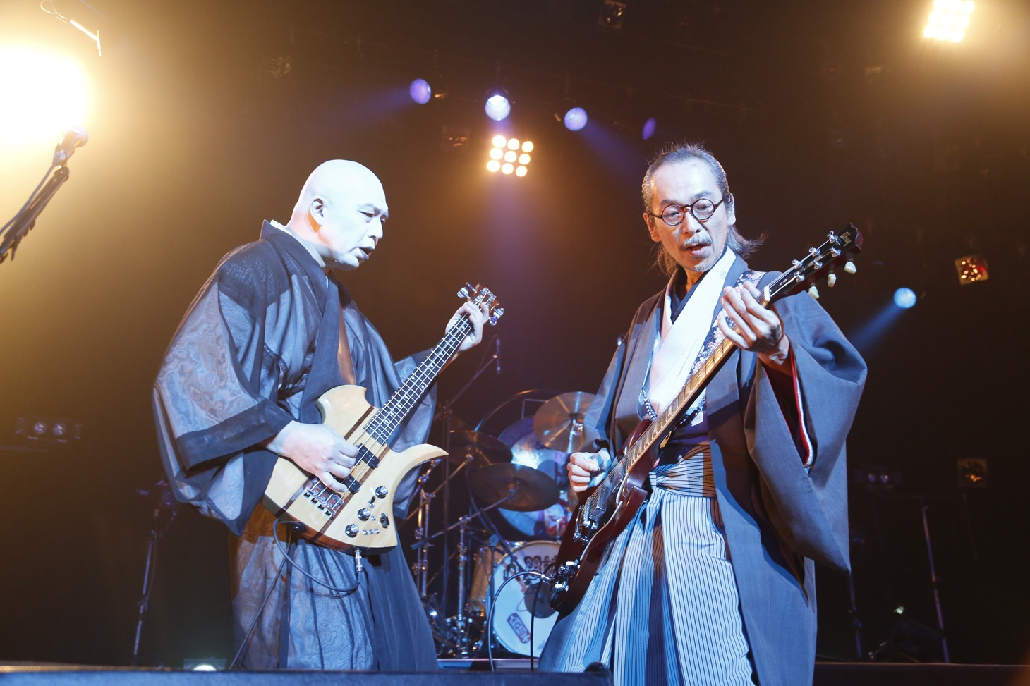 左から鈴木研一（B，Vo）、和嶋慎治（G, Vo）。（撮影：ほりたよしか）