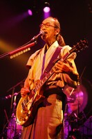 和嶋慎治（G, Vo）（撮影：ほりたよしか）