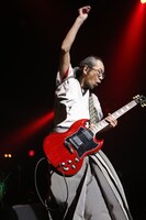 和嶋慎治（G, Vo）（撮影：ほりたよしか）