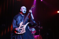 鈴木研一（B，Vo）（撮影：ほりたよしか）