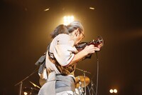 和嶋慎治（G, Vo）（撮影：ほりたよしか）