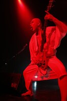 鈴木研一（B，Vo）（撮影：ほりたよしか）