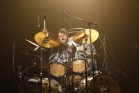 ナカジマノブ（Dr, Vo）（撮影：ほりたよしか）