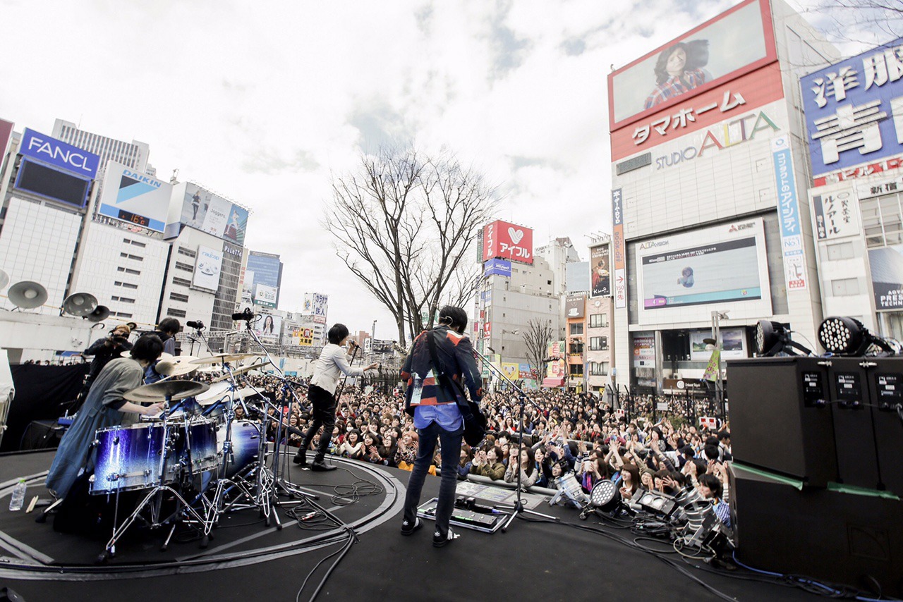 flumpoolミニライブの様子。（Photo by Hajime Kamiiisaka）